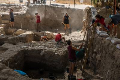 Students Digging at Tel Lachish