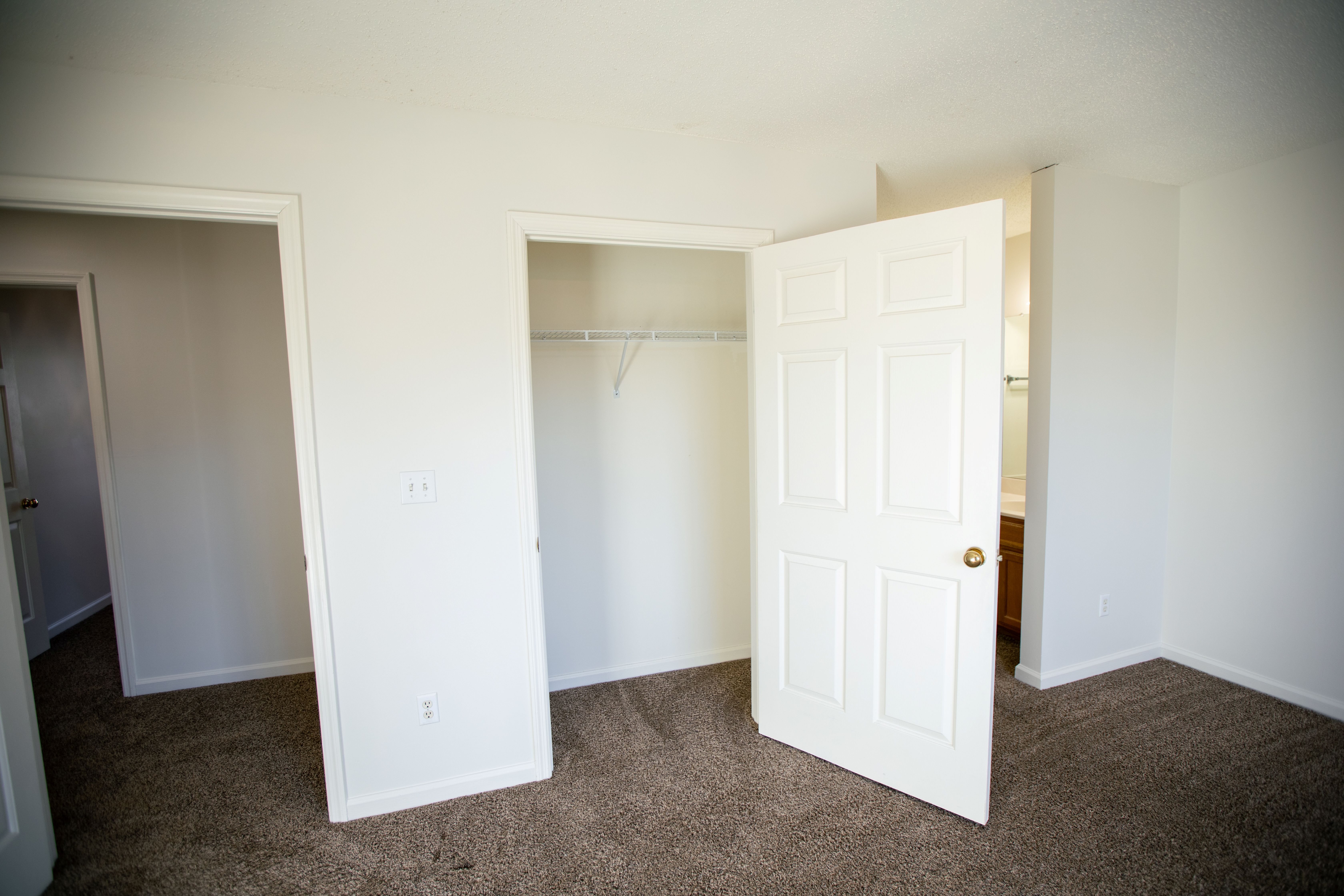 bed 1 closet 2               